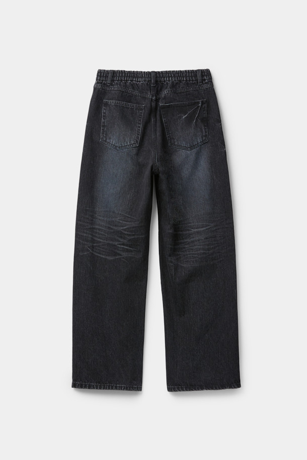 블랙 와이드 핏 엠보 워싱 데님 팬츠는 남성 고객을 위한 캐주얼 스타일의 아이템입니다. 사계절 모두 착용 가능하며, 출근룩과 모임룩에 모두 잘 어울립니다. 넉넉한 와이드 핏으로 편안함을 강조했으며, 스톤 워싱과 엠보 워싱 디테일이 빈티지한 멋을 더합니다. 허리에는 스트링이 있어 사이즈 조절이 용이합니다. 미니멀, 시티보이 스타일을 즐겨 입는 분들께 추천합니다.
