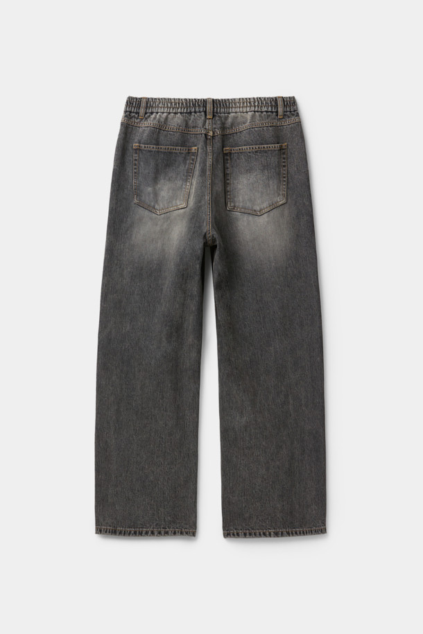 **브라운 와이드 핏 청바지**는 캐주얼, 미니멀, 클래식 스타일을 아우르는 남성 데님 팬츠입니다. 봄, 가을에 적합하며, 넉넉한 와이드 핏과 긴 기장으로 편안함과 스타일을 동시에 제공합니다. 데님 소재에 스톤워싱 및 가먼트다잉 공법을 더해 자연스러운 색감과 빈티지한 매력을 살렸습니다. 스트링 밴딩 처리로 허리 조절이 용이하며, 무지 디자인으로 다양한 상의와 손쉽게 매치할 수 있습니다. 일상에서 편안하게 착용하기 좋은 와이드핏 청바지입니다.
