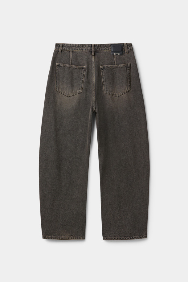 브라운 컬러의 데님 소재 "브라운 다트 디테일 청바지"입니다. 벌룬핏 루즈핏으로 편안한 착용감을 선사하며, 봄, 가을 시즌에 적합합니다. 바이오워싱과 스톤워싱 처리된 데님은 부드러운 촉감과 자연스러운 워싱 디테일을 자랑합니다. 다트 디테일과 아웃심 커브 디자인이 돋보이며, 캐주얼 및 미니멀 스타일의 산책룩에 활용하기 좋습니다. 남녀 모두 착용 가능한 디자인으로, 일상에서 폭넓게 활용할 수 있습니다.
