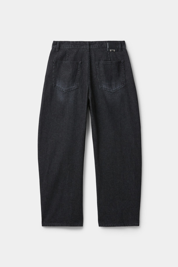 블랙 다트 디테일 코듀로이 청바지는 가을, 겨울 시즌에 어울리는 남성용 벌룬핏 팬츠입니다. 코듀로이와 데님 소재를 혼방하여 제작되었으며, 두께감 있는 원단으로 포근한 착용감을 선사합니다. 다트 디테일과 아웃심 커브 디자인이 특징이며, 바이오 워싱 및 스톤 워싱 가공을 거쳐 빈티지한 무드를 더했습니다. 캐주얼, 미니멀, 클래식 스타일을 즐겨 입는 분들께 추천하며, 루즈핏으로 편안하게 착용 가능합니다.
