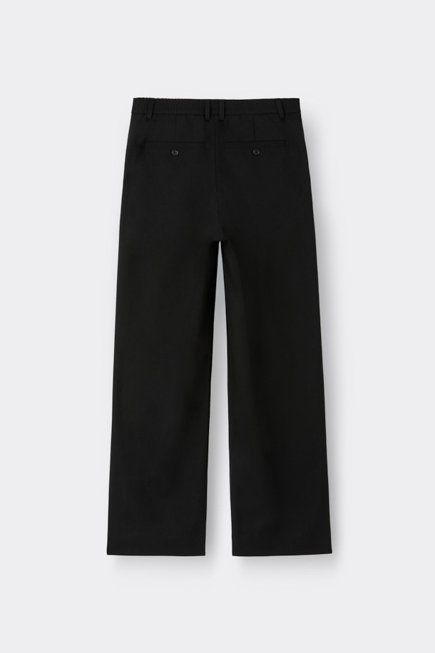 블랙 와이드 핏 팬츠는 남성용 슬랙스로, 일상, 오피스룩, 비즈니스 캐주얼, 모임룩 등 다양한 TPO에 적합합니다. 레이온, 폴리에스테르, 울, 폴리우레탄 혼방 소재로 제작되어 부드러운 촉감을 선사하며, 사계절 내내 착용 가능합니다. 와이드핏에 롱 기장으로, 클래식, 미니멀, 시크 스타일을 연출하기 좋습니다. 허리 부분에 원턱 디테일과 메탈 장식이 더해져 세련된 느낌을 더하며, 하프 밴딩 처리로 편안한 착용감을 제공합니다. 무지 디자인으로 어떤 상의와도 매치하기 용이합니다.
