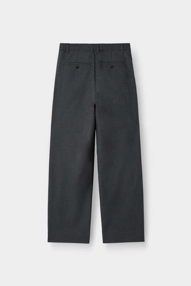 그레이 와이드 핏 팬츠는 남성을 위한 베이직 스타일의 긴 바지입니다. 레이온, 폴리에스테르, 울, 폴리우레탄 혼방 소재로 제작되어 부드러운 촉감을 선사하며, 봄, 가을에 착용하기 좋습니다. 와이드 핏으로 편안함을 강조했으며, 하프 밴딩과 원턱 디테일, 허리 오비 메탈 장식이 특징입니다. 출근룩, 비즈니스 캐주얼, 모임룩 등 다양한 TPO에 활용 가능하며, 클래식, 미니멀, 시크 스타일을 연출하기 좋습니다.
