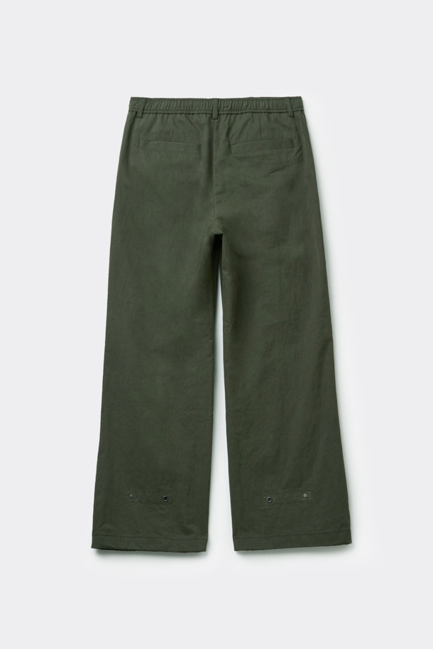 캐주얼 무드의 남성용 카키 플레어 팬츠입니다. 면과 나일론 혼방 소재로 제작되어 봄, 가을에 적합하며, 하프 밴딩으로 편안한 착용감을 제공합니다. 무지 디자인에 긴 기장으로, 미니멀한 스타일을 연출하기 좋습니다. 하단 핏은 스냅과 E-스트링으로 조절 가능하여 다양한 스타일을 연출할 수 있습니다.
