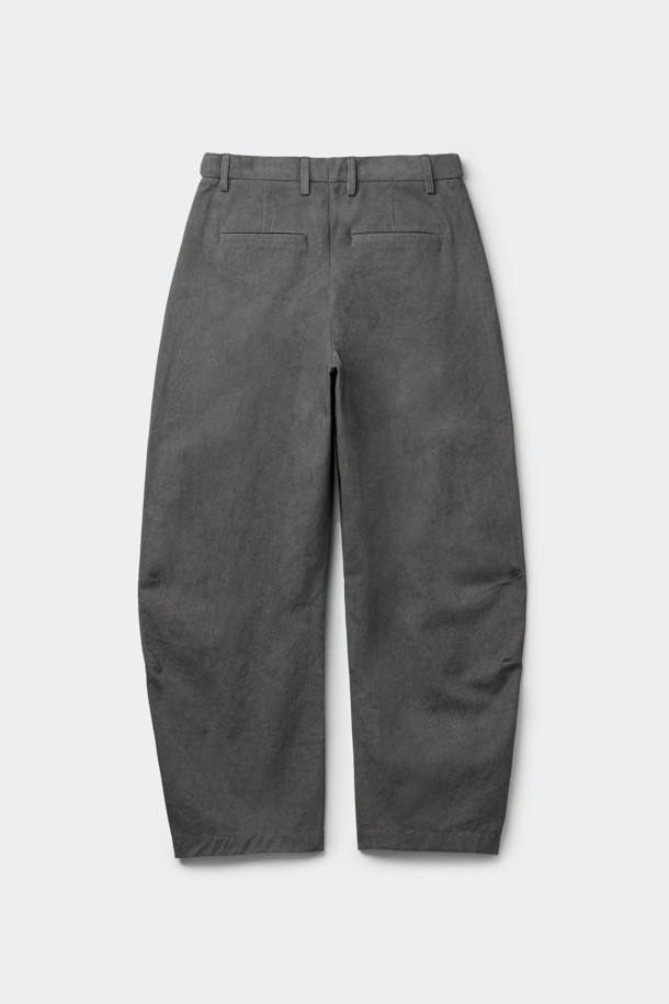 그레이 컬러의 Grey Volume Incision 팬츠는 캐주얼 및 미니멀 스타일을 즐기는 남성 고객을 위한 제품입니다. 면 소재로 제작되어 편안한 착용감을 제공하며, 루즈핏 벌룬핏으로 트렌디한 실루엣을 연출합니다. 절개 라인, 장식 다트, 장식 스티치 등의 디자인 디테일이 돋보이며, 밴딩 처리로 활동성을 높였습니다. 일상에서 편안하게 착용하기 좋은 팬츠입니다.
