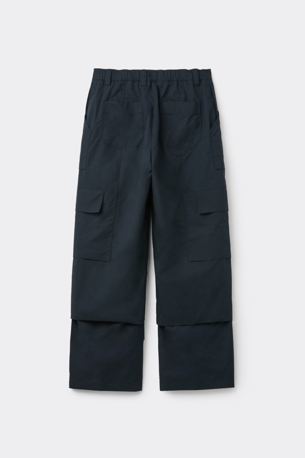 블랙 카고 파라슈트 팬츠는 남성용 와이드핏 긴바지입니다. 봄, 가을에 착용하기 좋으며, 스트릿과 캐주얼 스타일을 연출할 수 있습니다. 무지 패턴의 폴리에스테르 소재로 제작되었으며, 파라슈트 레이어 디자인과 스트링 디테일이 특징입니다. 밴딩 처리로 편안한 착용감을 제공하며 미니멀한 스타일에도 잘 어울립니다.
