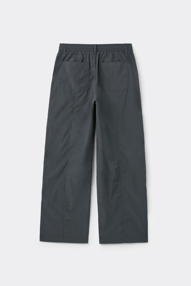 다크그레이 컬러의 Grey 사이드 지퍼 디테일 팬츠입니다. 나일론과 폴리에스테르 혼방 소재로 제작되어 사계절 내내 착용 가능하며, 은은한 광택감이 특징입니다. 와이드핏으로 편안한 착용감을 선사하며, 앞뒤 절개 디테일과 사이드 2-Way 지퍼 디테일로 포인트를 더했습니다. 하프 밴딩과 스트링으로 허리 조절이 용이하며, 출근룩, 비즈니스 캐주얼, 미니멀, 스포티, 캐주얼 스타일 모두 소화 가능한 활용도 높은 아이템입니다.
