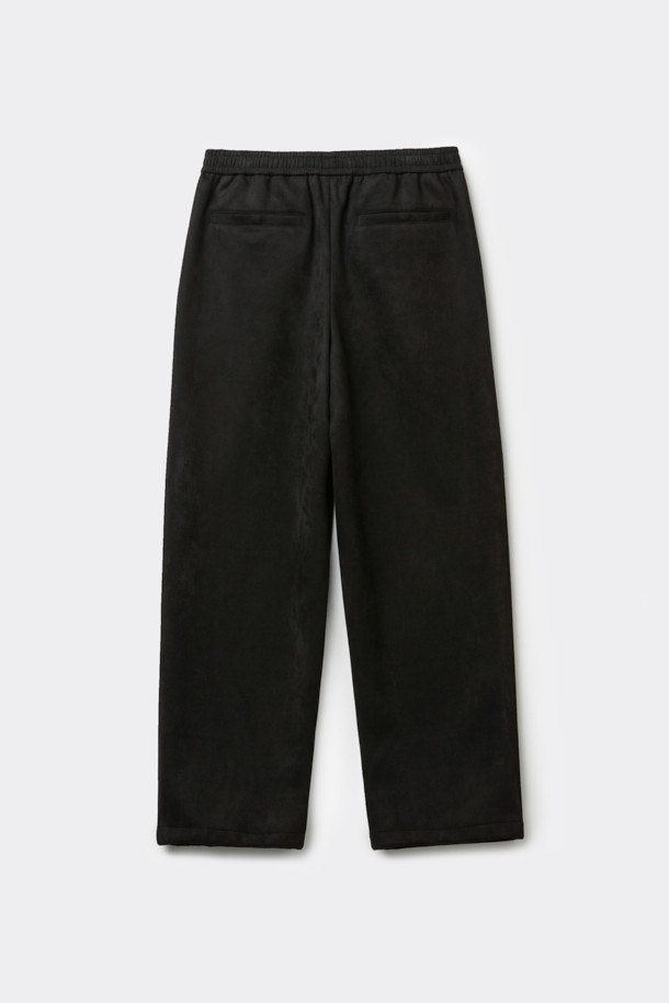 블랙 폴리 스웨이드 트랙 팬츠는 부드러운 촉감의 인조 스웨이드 소재로 제작되어 편안한 착용감을 선사합니다. 남성용으로, 캐주얼 및 스포티 스타일을 모두 소화할 수 있는 릴랙스핏 긴바지입니다. 사계절 내내 활용 가능하며, 일상복으로 적합합니다. 무지 디자인으로 미니멀한 스타일을 연출하기 좋습니다. 폴리에스테르, 폴리우레탄 혼방으로 제작되어 내구성이 뛰어나며 관리가 용이합니다.
