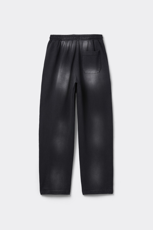 다크 그레이 염색 스웻 팬츠는 편안한 일상과 스타일리시한 연출을 위한 캐주얼룩을 완성합니다. 면 소재의 루즈핏 긴바지로, 집콕룩이나 산책룩에 적합하며 미니멀, 스트리트 스타일을 즐기는 분들께 추천합니다. 다잉 가공과 탈색 브러쉬 가공을 거쳐 빈티지한 멋을 더했으며, 허리 스트링과 밑단 스트링 스토퍼로 핏 조절이 용이합니다. 다크 그레이 컬러는 어떤 상의와도 잘 어울려 활용도가 높습니다.
