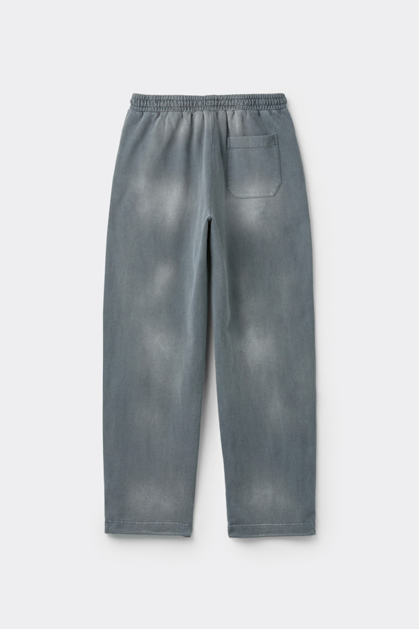 그레이 염색 스웻 팬츠는 부드러운 면 소재로 제작되어 편안한 착용감을 선사합니다. 루즈핏으로 제작되어 캐주얼하고 스포티한 스타일을 연출하며, 봄, 가을, 겨울 모두 활용 가능합니다. 다잉 가공과 탈색 브러쉬 가공으로 빈티지한 멋을 더했으며, 허리 스트링과 밑단 스트링 스토퍼 디테일로 실용성을 높였습니다. 집콕, 산책, 여행 등 다양한 TPO에 활용하기 좋은 데일리 아이템입니다.
