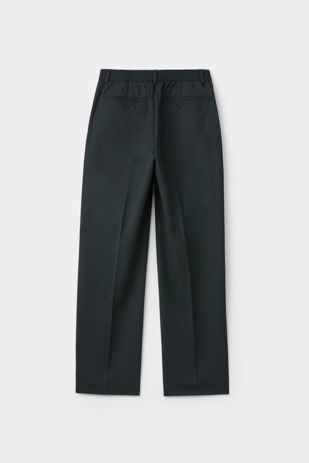 남성용 블랙 릴렉스 핏 울 블렌드 셋업 팬츠입니다. 가을, 겨울 시즌에 어울리는 포멀하고 클래식한 스타일의 긴 바지입니다. 울 30.6%, 폴리에스테르 69.4% 혼방 소재로 제작되어 편안한 착용감을 선사하며, 하프 밴딩 처리로 활동성을 더했습니다. 오피스룩, 비즈니스 캐주얼, 출근룩 등 다양한 TPO에 활용 가능하며, 셋업으로도 연출할 수 있습니다. 미니멀한 디자인으로 어떤 상의와도 쉽게 매치하여 클래식한 스타일을 완성해보세요.
