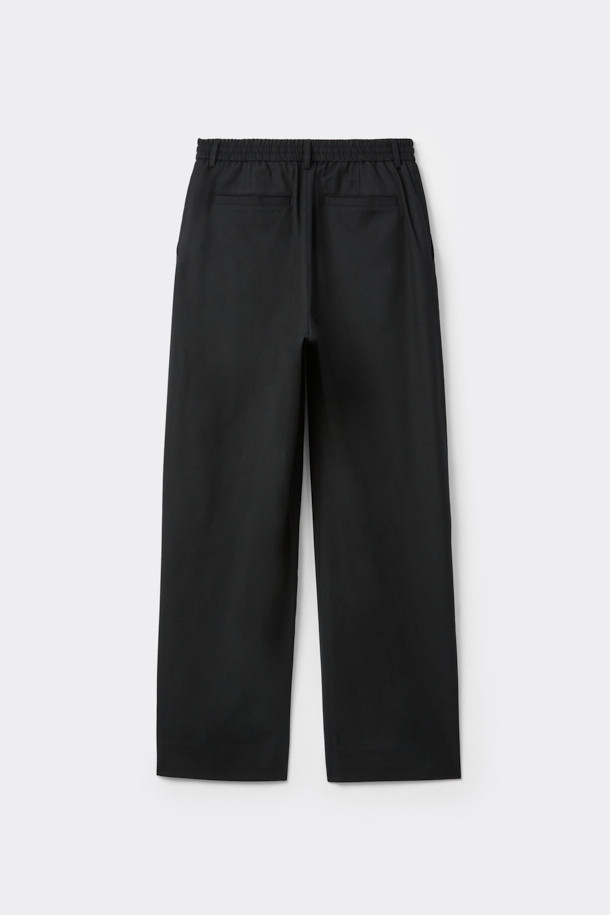 블랙 와이드 핏 코튼 울 셋업 팬츠는 포멀한 스타일을 연출하기에 완벽한 셋업 팬츠입니다. 코튼, 울, 린넨 혼방 소재로 제작되어 편안하면서도 고급스러운 착용감을 선사합니다. 와이드핏 디자인과 원턱 디테일이 트렌디하면서도 시크한 분위기를 더하며, 하프 밴딩과 스트링으로 편안한 착용감을 제공합니다. 오피스룩, 비즈니스 캐주얼, 모임룩 등 다양한 TPO에 활용 가능하며, 클래식, 미니멀, 시크 스타일을 즐겨 입는 분들께 추천합니다. 셋업으로 출시되어 세련된 스타일을 완성할 수 있습니다.
