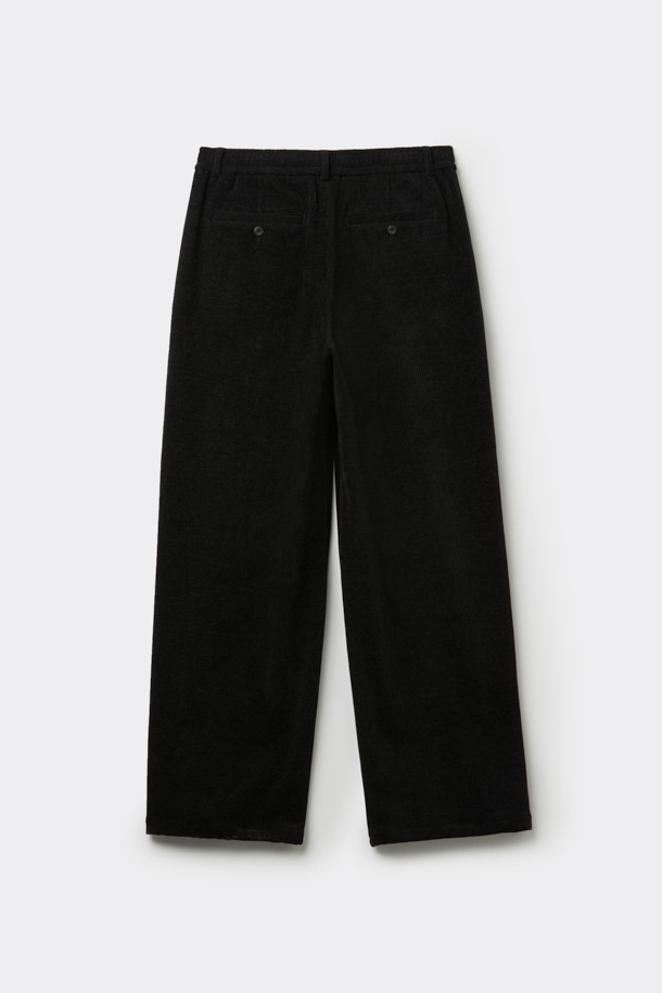 블랙 벨벳 드로우스트링 팬츠는 부드러운 촉감의 벨벳 소재와 포근한 두께감으로 가을, 겨울 시즌에 안성맞춤입니다. 와이드핏으로 편안함을 강조했으며, 하프 밴딩과 스트링 디테일로 활동성을 더했습니다. 무지 디자인에 원턱을 더해 캐주얼하면서도 미니멀한 스타일을 연출할 수 있습니다. 출근룩과 모임룩 모두 소화 가능한 활용도 높은 아이템입니다.
