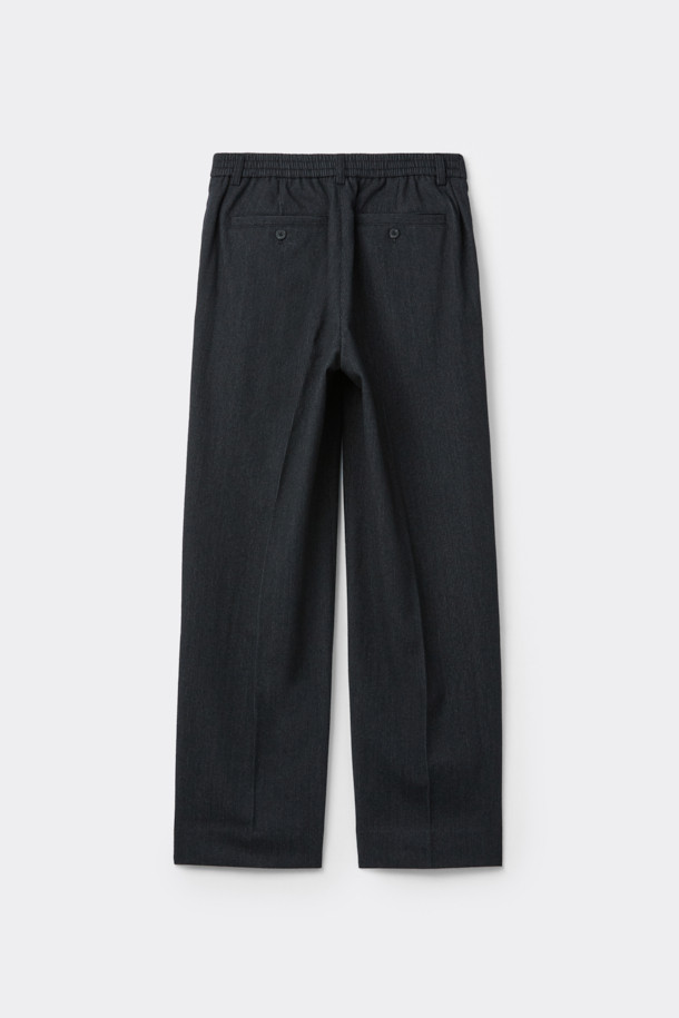 블랙 루즈 핏 코듀로이 셋업 팬츠는 가을, 겨울 시즌에 어울리는 남성용 바지입니다. 두꺼운 두께감의 코듀로이 소재로 제작되어 포멀한 스타일을 연출하며, 루즈핏 디자인으로 편안한 착용감을 선사합니다. 하프 밴딩 디테일이 있으며, 세트업으로도 활용 가능하여 출근룩, 비즈니스 캐주얼, 모임룩 등 다양한 TPO에 적합합니다. 클래식, 미니멀, 시크한 스타일을 선호하는 분들께 추천합니다.
