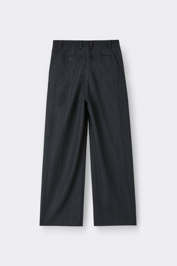 그레이 와이드 핏 원턱 스트라이프 셋업 팬츠는 가을, 겨울 시즌 남성들을 위한 클래식 스타일의 팬츠입니다. 울, 폴리에스테르, 캐시미어, 폴리우레탄 혼방 소재로 제작되어 부드러운 촉감과 편안한 착용감을 선사합니다. 릴랙스 핏에 와이드한 실루엣, 핀턱 디테일, 벨트고리, 버클 허리끈으로 디자인되어 출근룩, 비즈니스 캐주얼, 모임룩 등 다양한 TPO에 활용 가능합니다. 미니멀하고 시크한 분위기를 연출하며, 스트라이프 패턴으로 세련된 포인트를 더했습니다. 벨트 착용이 가능하며, 셋업 스타일링으로 더욱 완성도 높은 룩을 연출할 수 있습니다.
