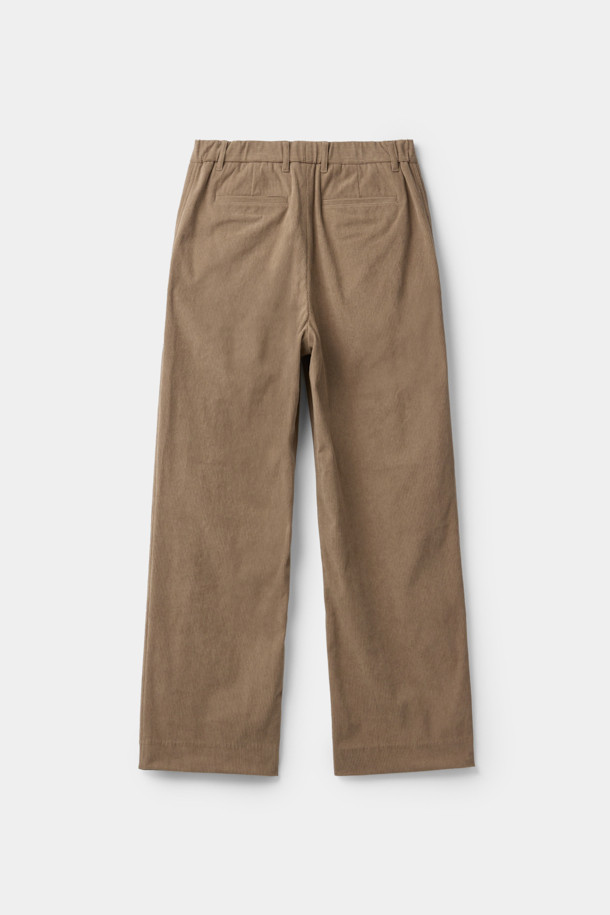 베이지 와이드 핏 원턱 코듀로이 팬츠는 포근한 분위기를 연출하는 남성용 코듀로이 팬츠입니다. 넉넉한 와이드 핏으로 편안한 착용감을 선사하며, 가을과 겨울에 따뜻하게 입을 수 있는 두꺼운 두께감의 코듀로이 소재로 제작되었습니다. 허리 부분은 하프 밴딩 처리되어 활동성을 높이고, 원턱 디테일과 사이드 포켓으로 실용성을 더했습니다. 출근룩이나 모임룩 등 다양한 TPO에 캐주얼, 클래식, 미니멀 스타일로 활용하기 좋습니다. 부드러운 촉감과 베이직한 디자인으로 데일리 팬츠로 손색없습니다.
