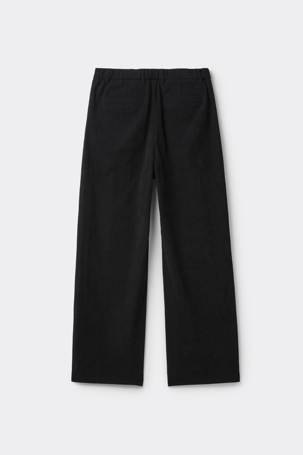 블랙 와이드 핏 원턱 코듀로이 팬츠는 가을과 겨울, 쌀쌀한 날씨에 따뜻하고 스타일리시하게 연출하기 좋은 남성용 바지입니다. 부드러운 촉감의 두꺼운 코듀로이 소재로 제작되어 편안한 착용감을 선사하며, 와이드핏 디자인으로 트렌디한 무드를 더합니다. 넉넉한 핏감과 원턱 디테일이 활동성을 높여주며, 하프 밴딩 처리로 허리 부분의 편안함까지 놓치지 않았습니다. 베이직하고 캐주얼한 스타일로, 출근룩이나 모임룩 등 다양한 TPO에 활용 가능하며, 캐주얼, 클래식, 미니멀 등 어떤 스타일에도 잘 어울립니다.
