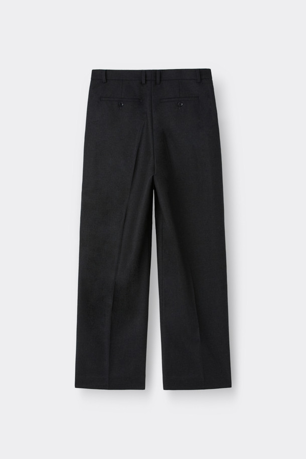 그레이 와이드 핏 울 셋업 팬츠는 가을과 겨울, 오피스룩, 비즈니스 캐주얼, 출근룩을 위한 남성용 울 팬츠입니다. 이탈리아 마르조또사의 고급 원단을 사용하여 제작되었으며, 미니멀하고 클래식한 스타일을 연출합니다. 와이드 핏으로 편안함과 세련된 실루엣을 동시에 제공하며, 두꺼운 두께감으로 따뜻하게 착용할 수 있습니다. 셋업으로 출시되어, 다채로운 스타일링을 완성할 수 있습니다. 무지 디자인으로 어떤 상의와도 쉽게 매치하여 활용도를 높였습니다.