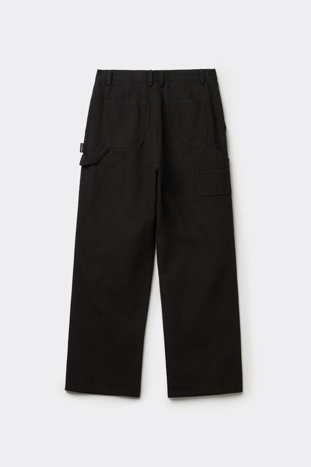 **BISCO SMITH (비스코 스미스) 블랙 코튼 카펜터 팬츠**

BISCO SMITH (비스코 스미스) 블랙 코튼 카펜터 팬츠는 스트릿 스타일을 기반으로, 워크웨어와 캐주얼 무드를 더한 긴 기장의 와이드핏 면 바지입니다. 무릎 부분의 파라슈트 레이어 디자인과 BISCO SMITH 'AsAbove' 자수 디테일이 특징입니다. 고밀도 코튼 소재를 사용하여 튼튼하며, 두꺼운 두께감으로 제작되었습니다. 편안하면서도 개성 있는 스타일을 연출하기에 좋은 아이템입니다.
