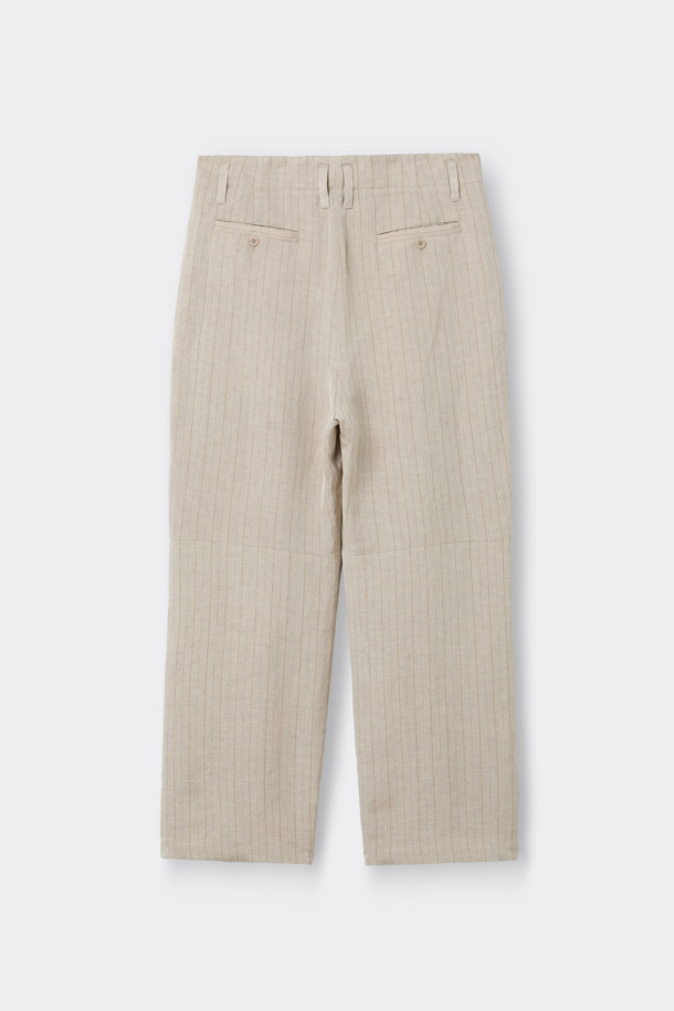 [HED MAYNER] 아이보리 린넨 커브드 팬츠는 미니멀하고 모던한 스타일을 추구하는 남성분들을 위한 제품입니다. 부드러운 린넨과 레이온 혼방 소재로 제작되어 봄, 여름 시즌에 시원하게 착용하기 좋습니다. 와이드 핏과 루즈핏으로 편안한 착용감을 선사하며, 허리선 주름, 무릎 다트 디테일, 뒷절개 라인이 돋보입니다. YKK 지퍼와 사이드, 후면 포켓 디테일로 실용성을 더했으며, 데이트룩, 출근룩 등 다양한 TPO에 활용 가능합니다.
