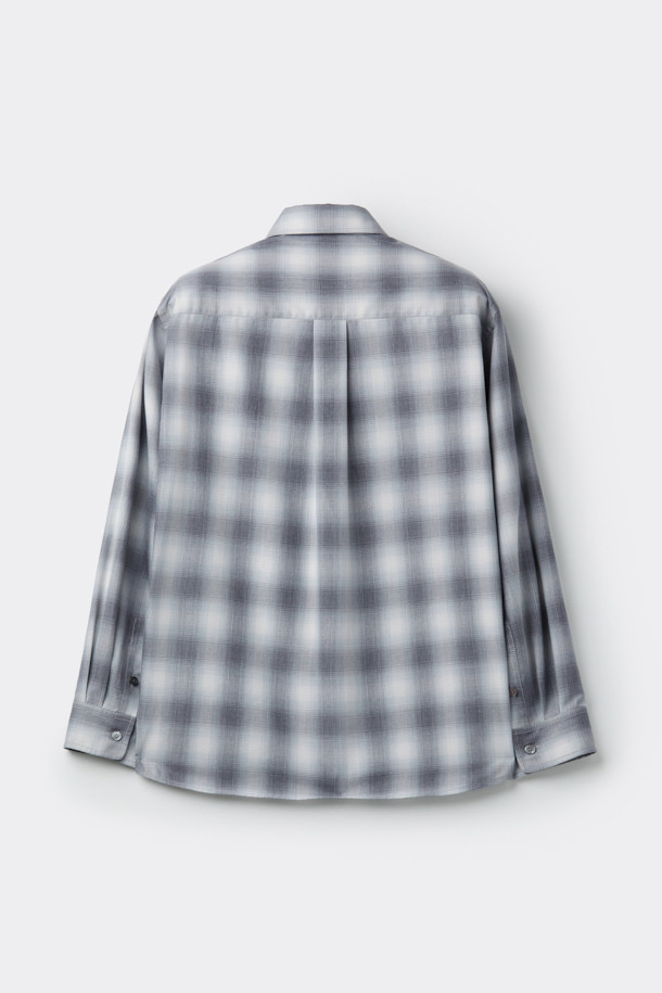 그레이 릴렉스 핏 체크 셔츠는 남성용 셔츠로, 캐주얼하고 미니멀한 스타일을 연출하기 좋습니다. 봄, 가을에 적합하며, 출근룩 및 비즈니스 캐주얼에도 활용 가능한 TPO를 갖췄습니다. 폴리에스터, 코튼, 레이온 혼방 소재로 제작되어 편안한 착용감을 선사하며, 레귤러 기장의 차이나칼라 디자인에 긴 소매와 릴렉스 핏으로 활동성을 높였습니다. 넉넉한 핏과 체크 패턴으로 편안하면서도 세련된 분위기를 자아내며, 체스트 포켓 디테일로 실용성을 더했습니다.
