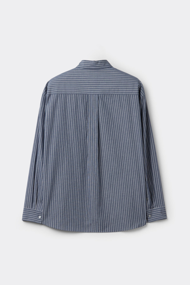 블루 컬러의 오버핏 스트라이프 셔츠입니다. 봄, 여름 시즌에 적합하며, 캐주얼, 미니멀, 클래식 스타일을 연출하기 좋습니다. 부드러운 면 소재로 제작되어 편안한 착용감을 제공하며, 얇은 두께감으로 시원하게 입을 수 있습니다. 차이나 칼라와 롱 슬리브 디자인에 포켓 디테일과 금속 장식이 더해져 포인트를 더했습니다. 남녀 모두 착용 가능한 디자인으로, 일상복으로 활용하기 좋습니다.
