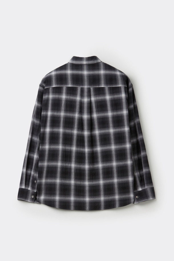 블랙 오버핏 체크 셔츠는 캐주얼한 무드를 연출하는 남성용 셔츠입니다. 가을, 겨울 시즌에 어울리는 두께감의 면 소재로 제작되었으며, 톤온톤 블랙과 그레이 컬러의 체크 패턴이 특징입니다. 넉넉한 오버핏으로 편안한 착용감을 제공하며, 카라 디자인과 긴 소매 기장으로 클래식한 느낌을 더했습니다. 출근룩과 모임룩 모두 활용 가능하며, 포켓 디테일과 금속 장식이 포인트로 더해져 미니멀하면서도 세련된 스타일을 완성합니다.
