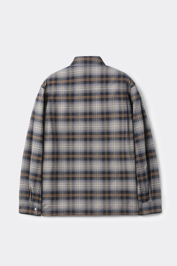 오렌지 색상과 브라운 컬러가 조화로운 오버핏 스트링 체크 셔츠입니다. SOMELOS 유럽 수입 면 원단을 사용하여 부드러운 촉감을 선사하며, 봄, 가을 시즌에 착용하기 좋습니다. 차이나칼라와 긴 소매, 레귤러 기장으로 깔끔한 핏을 연출하며, 캐주얼한 스타일을 완성합니다. 스트링 디테일과 체스트 포켓, 와펜 포인트가 더해져 개성 있는 데이트룩, 여행룩을 연출해보세요. 셔츠 하나만으로 캐주얼, 클래식, 미니멀 무드를 모두 소화할 수 있습니다.
