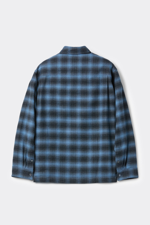 블루 오버사이즈 핏 스트링 체크 셔츠는 캐주얼 무드를 연출하는 남녀 공용 셔츠입니다. 봄, 가을 시즌에 적합하며, 데이트룩, 모임룩, 캐주얼, 클래식, 미니멀 스타일 연출에 활용할 수 있습니다. 옴브레 체크 패턴과 긴소매, 카라넥 디자인이 특징이며, 넉넉한 오버핏으로 편안한 착용감을 선사합니다. 면 소재에 스트링 디테일, 체스트 포켓, 와펜 포인트로 포인트를 더했으며, SOMELOS 유럽 수입 원단을 사용하여 고급스러운 퀄리티를 자랑합니다.
