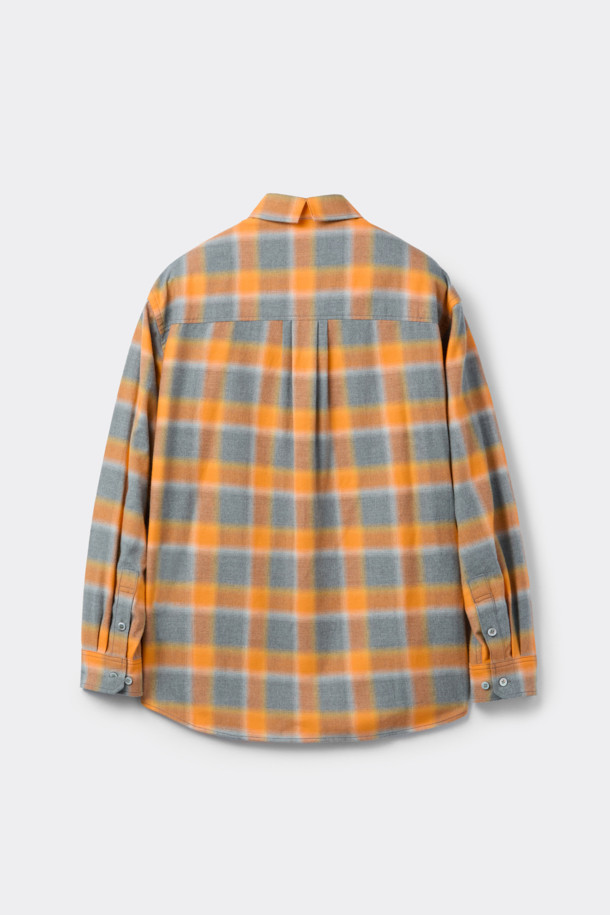 오렌지 오버사이즈 핏 레이어드 체크 셔츠는 남성 고객을 위한 캐주얼 스타일의 셔츠입니다. 가을과 겨울에 어울리는 긴소매 디자인으로, 옴브레 체크 패턴이 특징입니다. SOMELOS 유럽 수입 면 원단을 사용하여 제작되었으며, 오버핏과 레이어드 카라, 사이드 슬릿, 후면 절개 디테일이 돋보입니다. 여유로운 핏감으로 편안하게 착용 가능하며, 캐주얼, 클래식, 미니멀 스타일을 연출하기 좋습니다. 그레이 컬러도 함께 제공됩니다.
