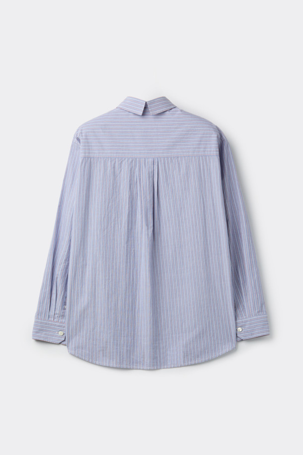 블루 오버사이즈 핏 슬릿 카라 롱 셔츠는 남성용 셔츠로, 봄, 가을에 착용하기 좋습니다. 베이직하고 캐주얼한 스타일로, 데이트룩이나 봄 소풍룩에 적합합니다. 얇은 두께의 면 소재로 제작되어 편안한 착용감을 선사하며, 긴 소매와 스트라이프 패턴이 특징입니다. 슬릿넥 디자인과 사이드 슬릿 디테일이 돋보이며, 오버핏으로 트렌디한 스타일을 연출합니다. 캐주얼, 미니멀, 클래식 스타일을 즐겨 입는 분들께 추천합니다.
