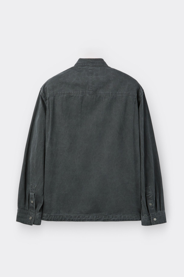 그레이 더블 포켓 데님 셔츠는 남성들을 위한 캐주얼하고 빈티지한 스타일의 상의입니다. 봄, 가을에 어울리는 릴랙스 핏의 긴 소매 셔츠로, 아우터처럼 걸쳐 입을 수 있습니다. 무지 패턴의 면 소재로 제작되었으며, 가슴 부분의 더블 포켓 디테일과 스냅 버튼이 특징입니다. 피그먼트 다잉 처리로 빈티지한 멋을 더했으며, 밑단 스트링으로 다양한 스타일 연출이 가능합니다. 데이트룩, 캠핑룩 등 다양한 TPO에 미니멀하게 활용하기 좋습니다.
