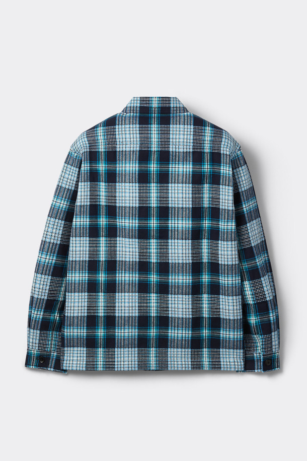 블루 체크 집업 아우터 셔츠는 남성 고객을 위한 캐주얼 스타일의 상의입니다. 봄, 가을에 적합하며, 베이직한 디자인으로 다양한 룩에 활용하기 좋습니다. 릴랙스핏으로 편안한 착용감을 선사하며, 칼라넥 라인과 긴 소매가 특징입니다. YKK 2-Way 지퍼, 체스트 포켓, 사이드 포켓을 갖춰 실용성을 높였으며, SOMELOS 유럽 수입 면 원단을 사용하여 고급스러운 촉감을 느낄 수 있습니다. 데이트룩, 봄 소풍룩 등 다양한 TPO에 활용 가능하며, 캐주얼, 클래식, 미니멀 스타일을 모두 소화할 수 있는 매력적인 아이템입니다.
