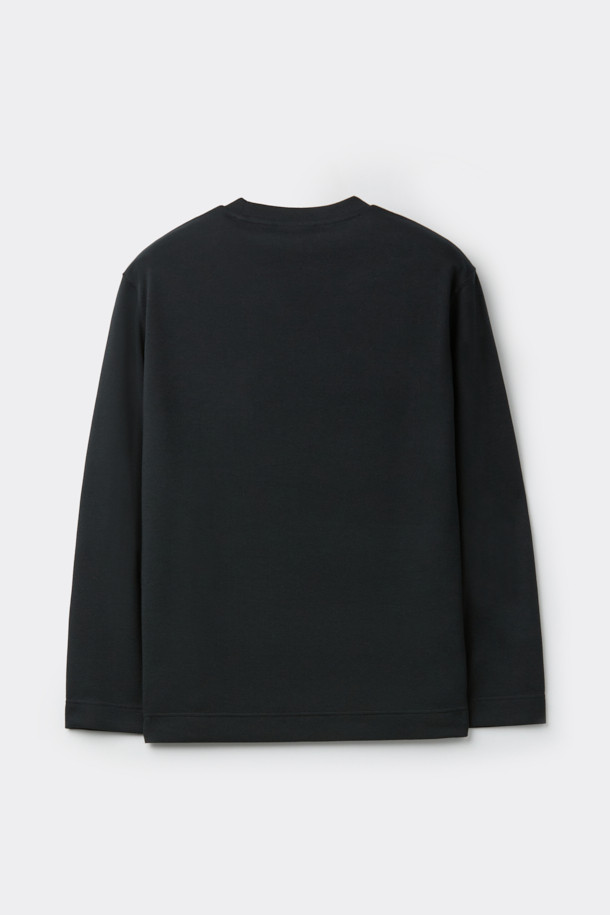 블랙 텍스처 티셔츠는 남성용으로, 미니멀, 클래식, 캐주얼 스타일을 아우르는 베이직한 디자인의 긴소매 티셔츠입니다. 폴리에스테르 소재로 제작되어 사계절 내내 착용 가능하며, 부드러운 촉감이 특징입니다. 레귤러 핏과 라운드넥 디자인으로 편안한 착용감을 선사하며, 자카드 패턴으로 은은한 포인트를 더했습니다. 사이드 라벨 디테일이 돋보이는 이 티셔츠는 일상복으로 활용하기 좋습니다.
