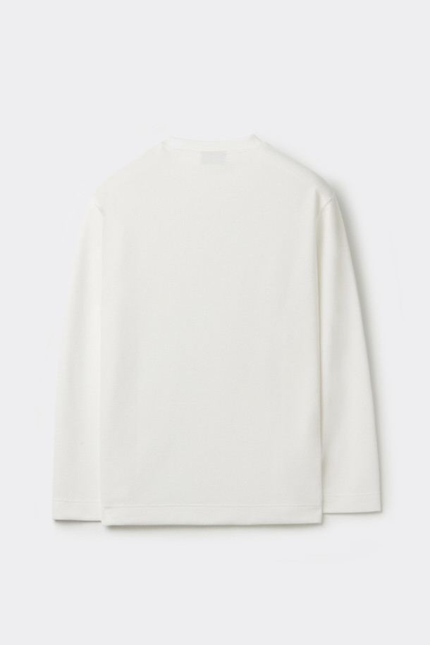 화이트 텍스처 티셔츠는 남성용으로, 베이직한 스타일을 추구하는 분들께 적합합니다. 얇은 두께감과 부드러운 촉감의 폴리에스테르 소재로 제작되어 편안한 착용감을 선사합니다. 라운드넥, 긴 소매, 레귤러 핏 디자인으로, 사계절 내내 활용하기 좋습니다. 자가드 패턴으로 은은한 멋을 더했으며, 사이드 라벨 디테일로 완성도를 높였습니다. 미니멀, 클래식, 캐주얼 스타일을 즐겨 입는 분들에게 추천합니다.
