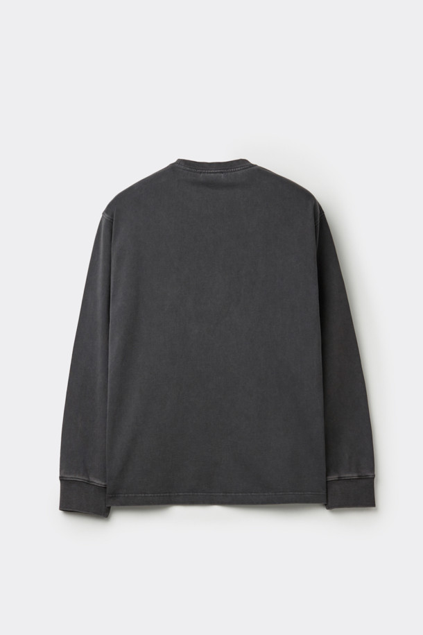그레이 컬러의 다잉 기법으로 빈티지한 멋을 살린 릴렉스핏 긴소매 티셔츠입니다. 봄, 가을 시즌에 활용하기 좋으며, 부드러운 면 소재로 제작되어 편안한 착용감을 선사합니다. 라운드넥 디자인에 캐주얼, 미니멀, 클래식 스타일을 모두 아우르는 디자인으로, 산책룩과 같은 일상적인 TPO에 적합합니다. 가슴 부분에는 브랜드 로고 자수 디테일이 더해져 은은한 포인트를 줍니다.
