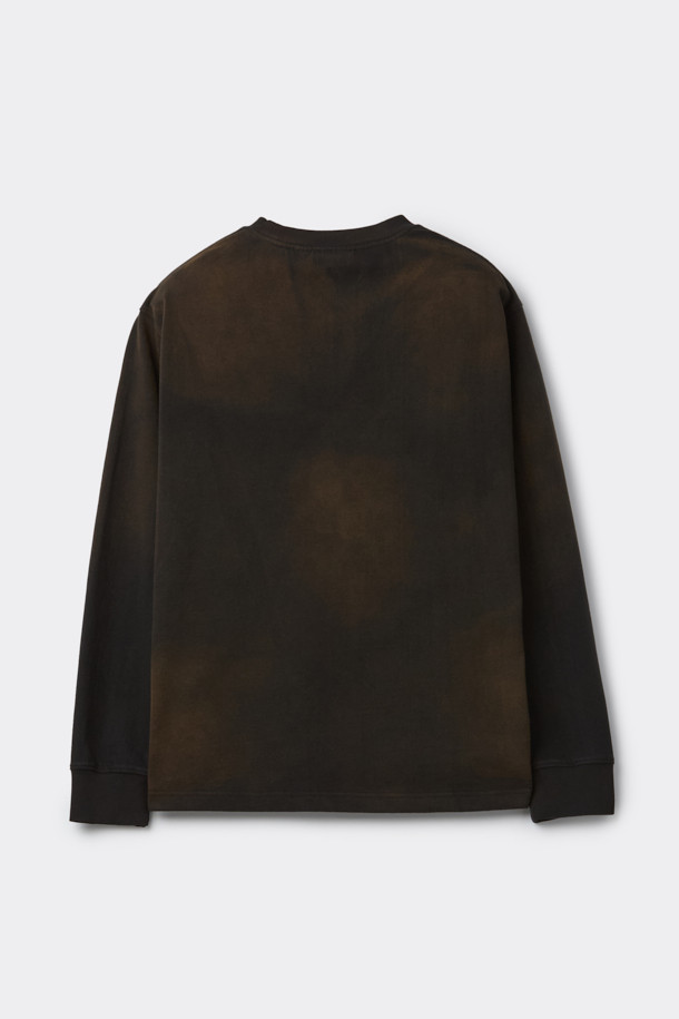 블랙 다잉 티셔츠는 빈티지한 스타일을 연출하는 공용 의류입니다. 사계절 내내 착용 가능하며, 릴렉스 핏으로 편안한 착용감을 선사합니다. 라운드 넥과 긴 소매 디자인으로 제작되었으며, 면 소재 특유의 부드러운 촉감이 특징입니다. 다잉 기법으로 제작되어 개체별 고유한 패턴을 가지며, 하단에는 브랜드 로고 자수가 포인트로 자리 잡고 있습니다. 여행룩, 캐주얼 및 미니멀 스타일을 선호하는 분들께 추천하며, 마감 부분에 미세한 결함이 있을 수 있습니다.
