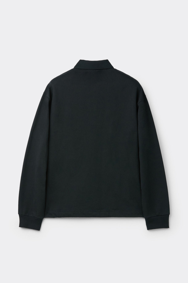 블랙 스웨트 폴로입니다. 부드러운 면 100% 소재로 제작되어 편안한 착용감을 선사합니다. 립 카라 디테일과 긴소매 디자인이 특징이며, 캐주얼하고 미니멀한 스타일을 연출합니다. 밑단 스트링으로 핏 조절이 가능하며, 사이드 포켓이 있어 실용성을 더했습니다. 출근룩이나 산책룩 등 다양한 일상에 활용하기 좋은 오버핏 폴로 스웨트셔츠입니다.
