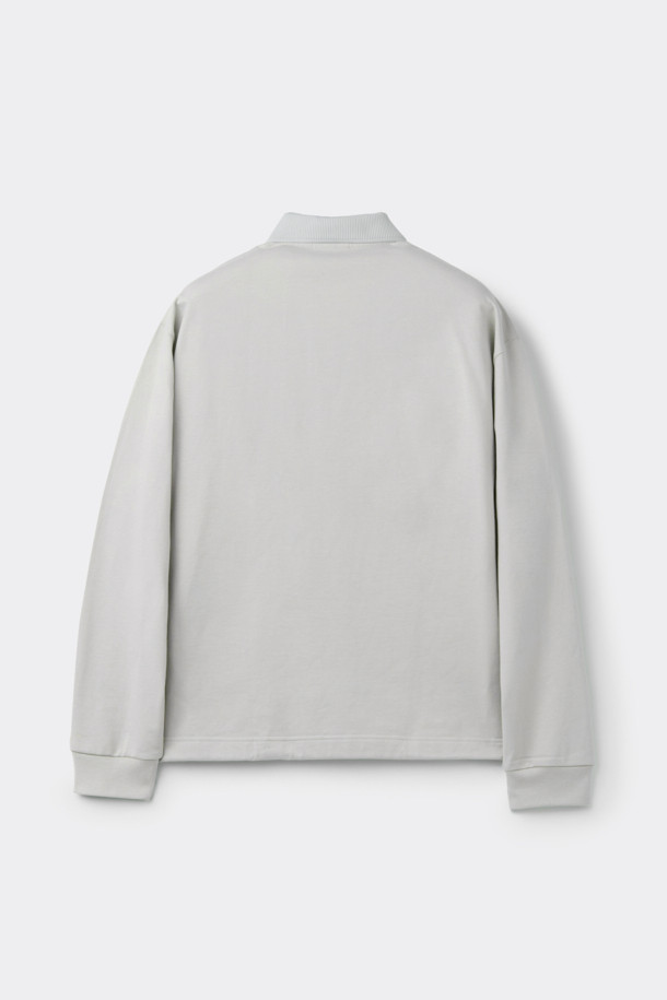 그레이 스웨트 폴로입니다. 부드러운 촉감의 면 100% 소재로 제작되어 편안한 착용감을 선사합니다. 립 카라 디테일과 긴소매 디자인이 특징이며, 오버핏으로 캐주얼하고 베이직한 스타일을 연출합니다. 밑단 스트링으로 핏 조절이 가능하며, 사이드 포켓이 있어 실용성을 더했습니다. 캠핑룩, 산책룩 등 어떤 TPO에도 잘 어울리는 데일리 아이템입니다.
