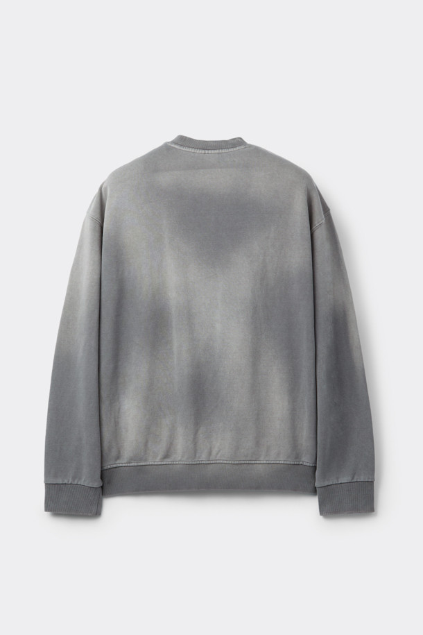 그레이 염색 스웨트셔츠는 캐주얼과 미니멀, 레트로 스타일을 즐기는 분들을 위한 아이템입니다. 릴랙스 핏에 두꺼운 면 소재로 제작되어 탄탄한 촉감을 선사하며, 봄, 가을, 겨울 모두 착용 가능합니다. 빈티지한 무드를 더하는 썰파 다잉과 브러쉬 탈색 기법, 밑단과 소매 시보리, 사이드 포켓 디테일이 특징입니다. 라운드넥 디자인으로 다양한 룩에 매치하기 좋으며, 집콕룩, 산책룩, 캠핑룩 등 편안한 TPO에 활용하기 좋습니다.
