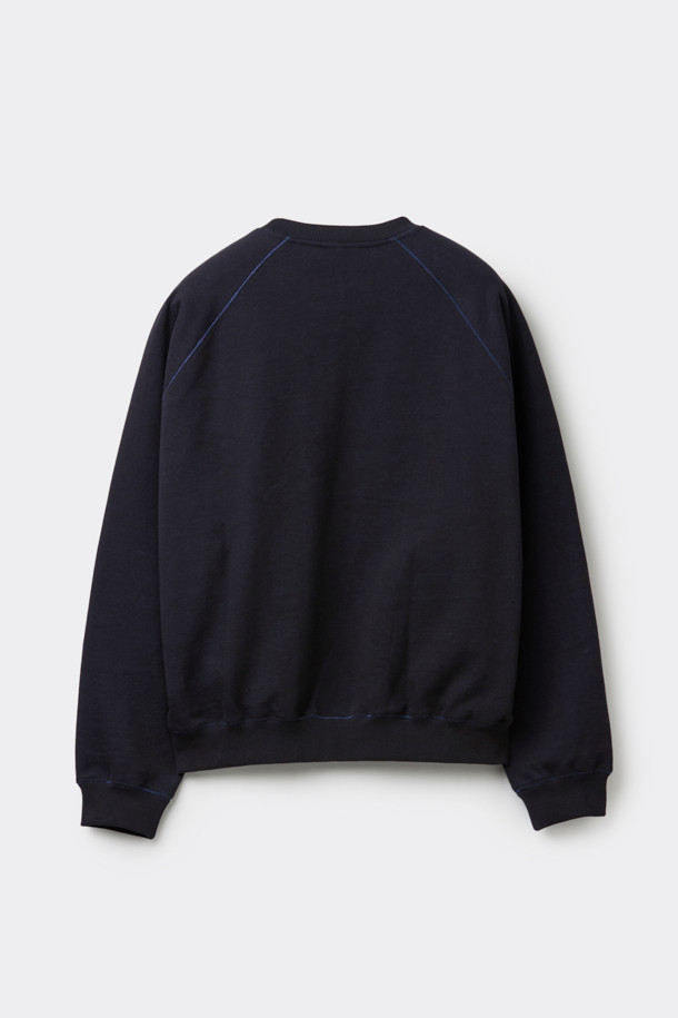 블랙 투톤 스웨트셔츠는 가을, 겨울 시즌에 어울리는 베이직 스타일의 상의입니다. 면 소재의 탄탄한 촉감과 오버핏으로 편안한 착용감을 선사하며, 라운드넥과 긴 소매 디자인으로 제작되었습니다. 집콕룩, 캠핑룩 등 다양한 TPO에 활용 가능하며, 캐주얼, 미니멀, 클래식 스타일을 연출하기 좋습니다. 시보리 디테일과 이중직 원단으로 제작되어 퀄리티를 높였습니다.
