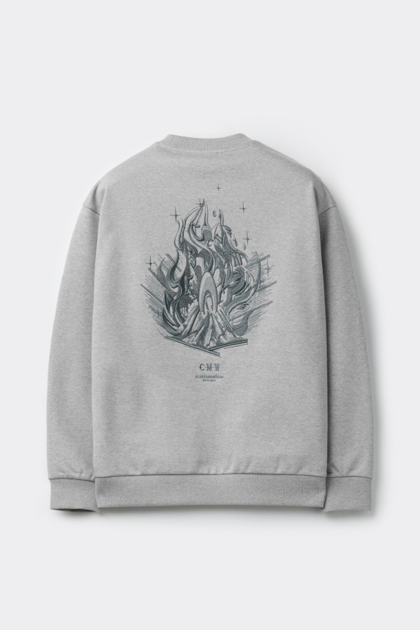 그레이 그래픽 스웨트셔츠는 남성을 위한 캐주얼 스타일의 상의입니다. 가을, 겨울 시즌에 어울리는 두꺼운 두께감의 면 소재로 제작되었으며, 릴랙스 핏으로 편안한 착용감을 선사합니다. 라운드넥 디자인에 그래픽과 자수 무늬가 돋보이며, 시보리 디테일이 더해져 완성도를 높였습니다. 캠핑룩이나 집콕룩, 미니멀, 시티보이 스타일을 즐기는 분들께 추천하는 아이템입니다. 긴 소매 기장으로 간절기부터 한겨울까지 따뜻하게 입을 수 있습니다.
