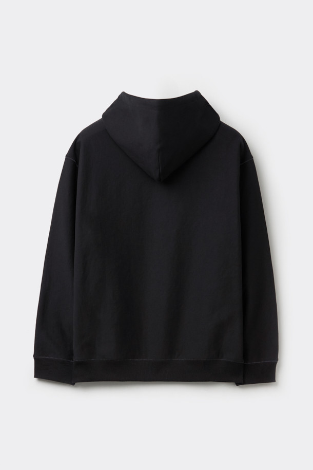 블랙 스티치 후디는 캐주얼하고 미니멀한 스타일을 추구하는 남녀 모두를 위한 후드티입니다. 릴랙스 핏으로 편안한 착용감을 선사하며, 가을과 겨울철에 적합한 두꺼운 두께감으로 제작되었습니다. 면과 폴리에스테르 혼방 소재로 부드러운 촉감을 느낄 수 있으며, 후드 스트링과 사이드 포켓, 시보리 마감 등의 디테일이 돋보입니다. 집콕룩이나 산책룩 등 일상에서 폭넓게 활용할 수 있는 베이직 아이템입니다. 무지 디자인에 스티치 디테일로 포인트를 더해, 심플하면서도 세련된 스타일을 연출합니다.
