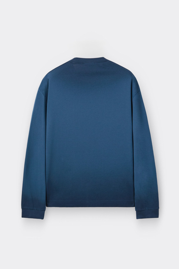 네이비 다잉 티셔츠는 캐주얼 및 미니멀 스타일을 즐기는 남성을 위한 긴 소매 티셔츠입니다. 봄, 가을에 어울리는 레귤러 핏으로, 일상과 산책 시 편안하게 착용할 수 있습니다. 부드러운 면 소재에 루나 다잉 기법으로 은은한 그라데이션 염색을 더해 유니크한 분위기를 연출합니다. 소매 시보리가 있어 활동성을 높였으며, 라운드넥 디자인으로 어떤 스타일에도 쉽게 매치할 수 있습니다.
