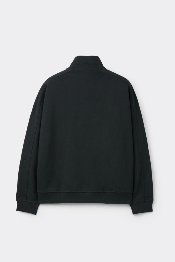 블랙 하프넥 반집업 스웨트셔츠는 남성을 위한 베이직하고 캐주얼한 스타일의 상의입니다. 두께감 있는 면 소재로 제작되어 가을과 겨울에 따뜻하게 착용할 수 있으며, 릴랙스 핏으로 편안한 착용감을 제공합니다. YKK 금속 지퍼와 시보리 마감, 어깨 절개선 디테일이 특징이며, 출근룩과 캠핑룩 등 다양한 TPO에 활용할 수 있습니다. 미니멀, 캐주얼, 클래식 스타일을 선호하는 분들께 추천합니다.
