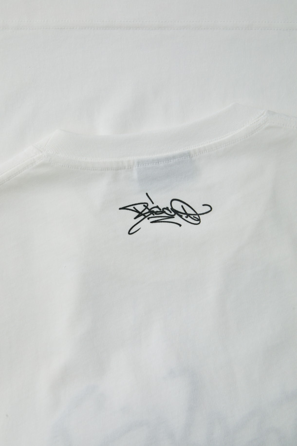 [BISCO SMITH] 화이트 그래픽 하프 슬리브 티셔츠는 BISCO SMITH 작가의 'ForeverForward' 작품을 모티브로 한 제품입니다. 부드러운 면 소재로 제작되어 편안한 착용감을 선사하며, 릴랙스 핏으로 여유로운 실루엣을 연출합니다. 전면에는 그래픽 프린트와 자수 디테일이 돋보이며, 뒷넥 부분에는 작가 시그니처 프린팅으로 포인트를 더했습니다. 캐주얼, 스트리트, 미니멀 스타일을 즐겨 입는 분들에게 적합하며, 동네 마실룩이나 여행룩으로 활용하기 좋습니다. 화이트, 블랙, 옐로우 세 가지 색상으로 만나보세요.
