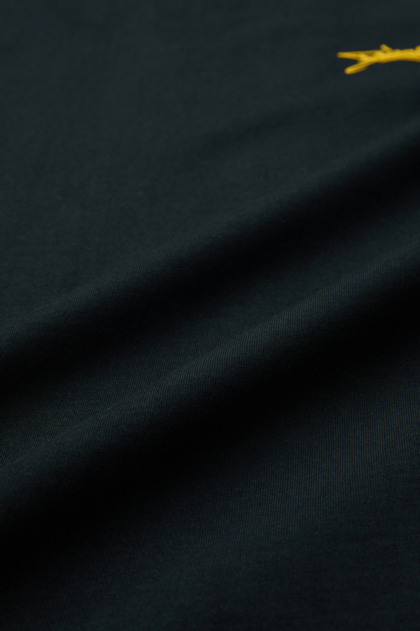 비스코 스미스 블랙 그래픽 티셔츠는 BISCO SMITH 작가의 'ForeverForward' 작품 모티브를 담아낸 긴소매 티셔츠입니다. 전면에 작가 시그니처 프린트, 후면에는 감각적인 프린트와 자수 디테일이 더해져 소장 가치를 높였습니다. 부드러운 면 소재로 제작되어 편안한 착용감을 선사하며, 릴렉스 핏으로 여유로운 실루엣을 연출합니다. 캐주얼, 스트리트, 미니멀 스타일을 즐기는 분들께 추천하며, 봄, 가을 간절기에 동네 마실룩이나 가을 나들이룩으로 활용하기 좋습니다. 라운드넥 디자인과 레귤러 기장으로 어떤 스타일에도 쉽게 매치할 수 있습니다.
