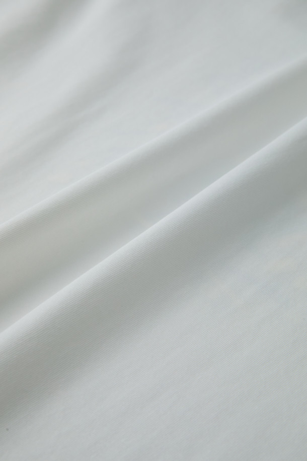 [비스코 스미스] 화이트 그래픽 티셔츠는 [BISCO SMITH] 작가의 'BlueSkies' 작품을 모티브로 한 제품입니다. 전면에는 작가 시그니처 프린트가, 후면에는 그래픽 프린트가 돋보이는 디자인입니다. 부드러운 면 소재로 제작되어 편안한 착용감을 선사하며, 릴랙스 핏으로 제작되어 캐주얼, 스트릿 스타일을 연출하기 좋습니다. 봄, 여름, 가을 시즌에 데이트룩, 동네 마실룩 등 다양한 상황에 활용하기 좋은 긴소매 라운드넥 티셔츠입니다. 얇은 두께감으로 가볍게 착용할 수 있습니다.
