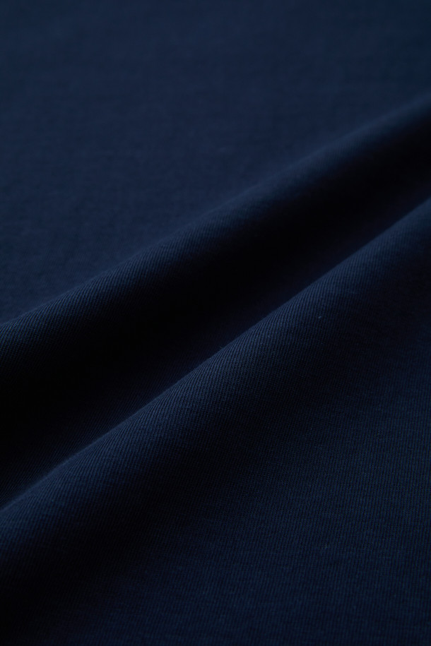 [BISCO SMITH] 네이비 그래픽 티셔츠는 스트릿 스타일을 강조하는 남녀 공용 티셔츠입니다. 면 소재로 제작되어 부드러운 촉감을 선사하며, 봄, 가을에 입기 좋습니다. 릴랙스 핏과 라운드넥 디자인으로 편안한 착용감을 제공하며, 긴소매 기장입니다. 전면의 작가 시그니처 프린트와 후면 프린트, 자수 디테일이 돋보이며, BISCO SMITH 작가의 'CloudControl' 작품 모티브를 담아 소장 가치를 높였습니다.
