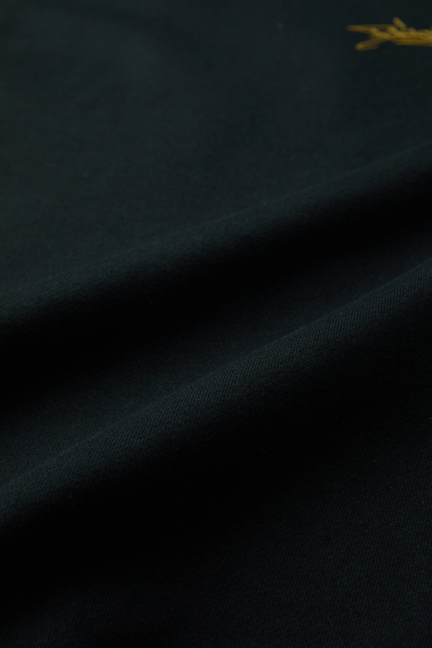 [비스코 스미스] 블랙 그래픽 스웨트셔츠는 BISCO SMITH 작가의 'HoldTheGround' 작품 모티브를 담아낸 스트릿 스타일의 스웻셔츠입니다. 전면에는 작가의 시그니처 프린트가, 후면에는 프린트와 자수 디테일이 더해져 소장 가치를 높였습니다. 릴랙스 핏으로 편안한 착용감을 선사하며, 가을과 겨울철 데일리룩, 동네 마실룩, 여행룩 등 다양한 TPO에 활용하기 좋습니다. 면 소재로 제작되어 탄탄한 촉감을 느낄 수 있으며, 캐주얼, 시티보이 스타일을 즐겨 입는 분들께 추천합니다. 긴 소매 기장으로 보온성을 높였습니다.
