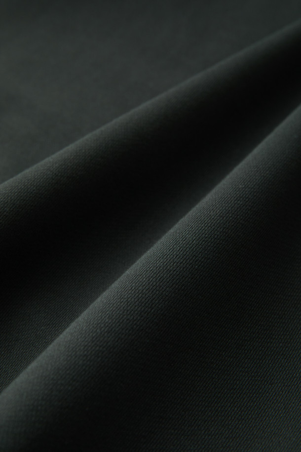 [비스코 스미스] 그레이 그래픽 스웨트셔츠는 BISCO SMITH 작가의 'HoldTheGround' 작품을 모티브로 한 유니크한 디자인이 돋보이는 제품입니다. 전면에는 작가의 시그니처 프린트가, 후면에는 프린트와 자수 디테일이 더해져 소장 가치를 높였습니다. 릴랙스 핏과 두꺼운 면 소재로 제작되어 가을, 겨울철 데일리룩과 동네 마실룩에 적합하며, 캐주얼, 스트리트, 미니멀 스타일을 즐겨 입는 분들께 추천합니다. 라운드넥과 긴소매 디자인으로 편안한 착용감을 제공하며, 그레이 컬러는 어떤 룩에도 쉽게 매치할 수 있어 활용도가 높습니다.
